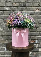 Цветочная композиция из Гипсофила и Розы в шляпной коробке в Горно-Алтайске