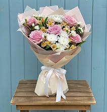 Букет цветов из:  Гвоздики, Орхидеи и Розы в Горно-Алтайске