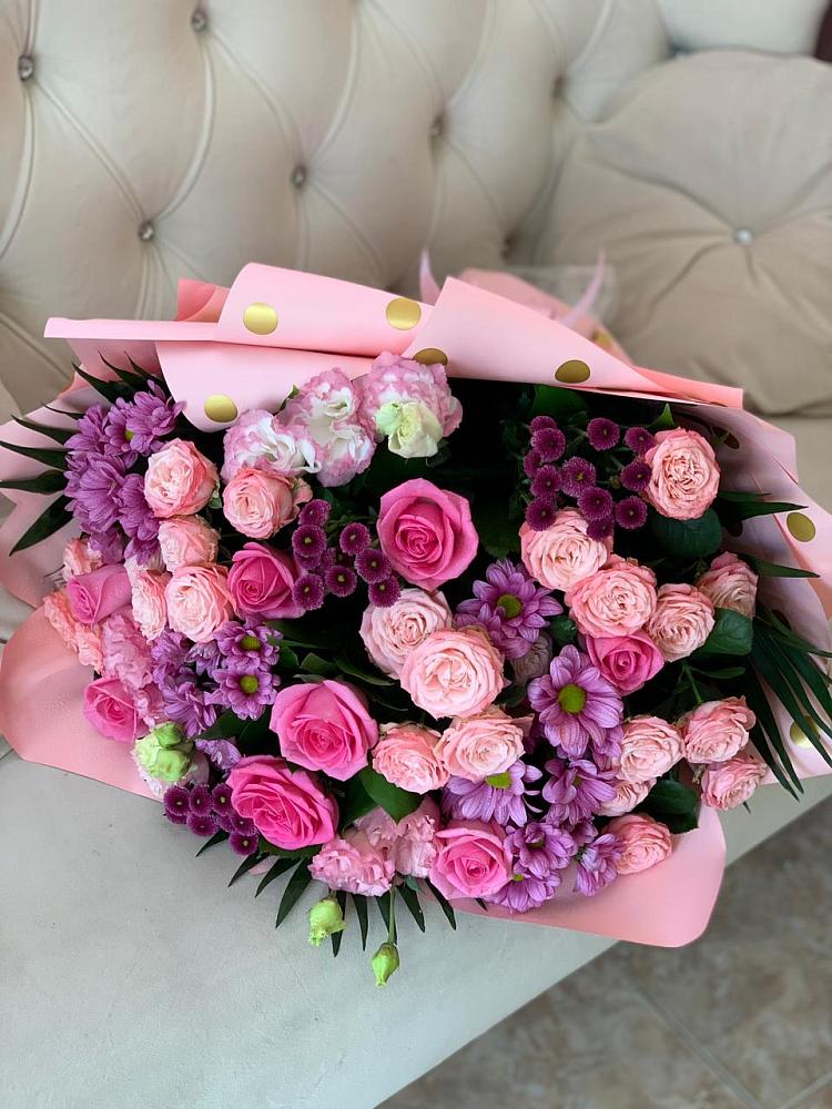 Букет цветов из: Хризантемы, Розы и Лизиантусы в Горно-Алтайске