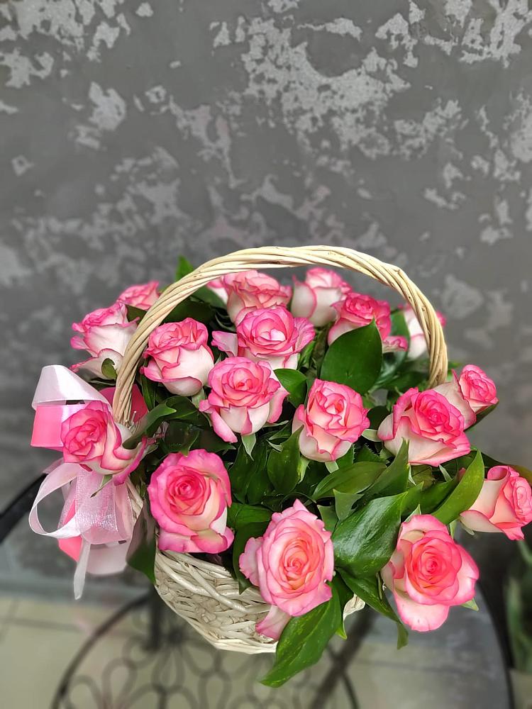 Цветочная композиция из Розы в корзине в Горно-Алтайске
