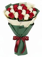 Букет Микс из красных и белых роз в Горно-Алтайске