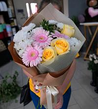 Букет цветов из:  Герберы, Розы и Хризантемы в Горно-Алтайске