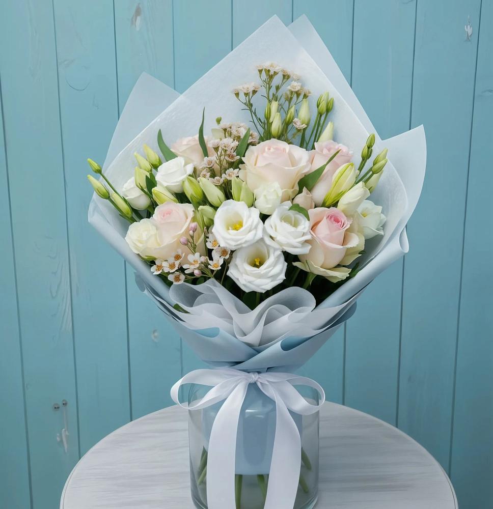 Букет цветов из: Розы и Лизиантусы в Горно-Алтайске