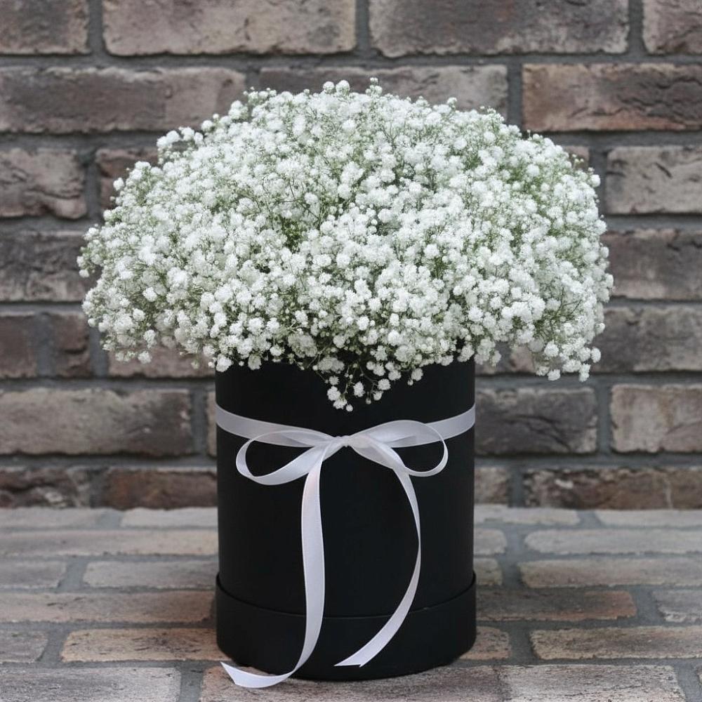 Цветочная композиция из Гипсофила в шляпной коробке в Горно-Алтайске