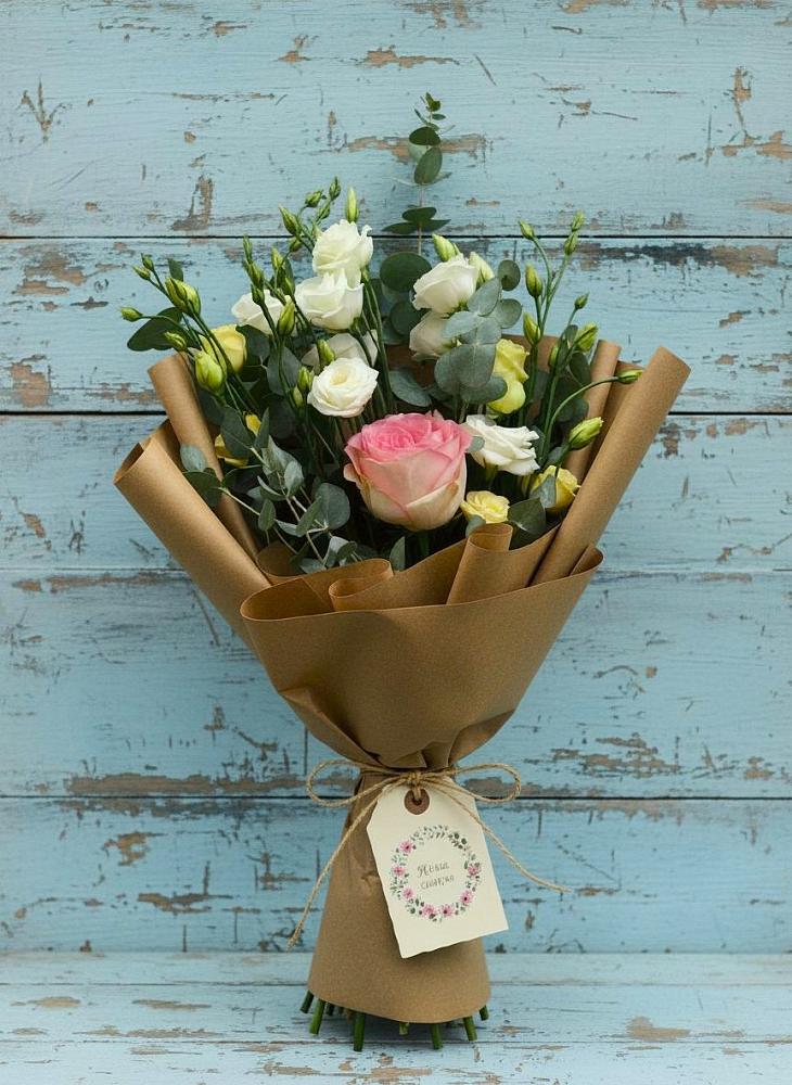 Букет цветов из: Розы и Лизиантусы в Горно-Алтайске