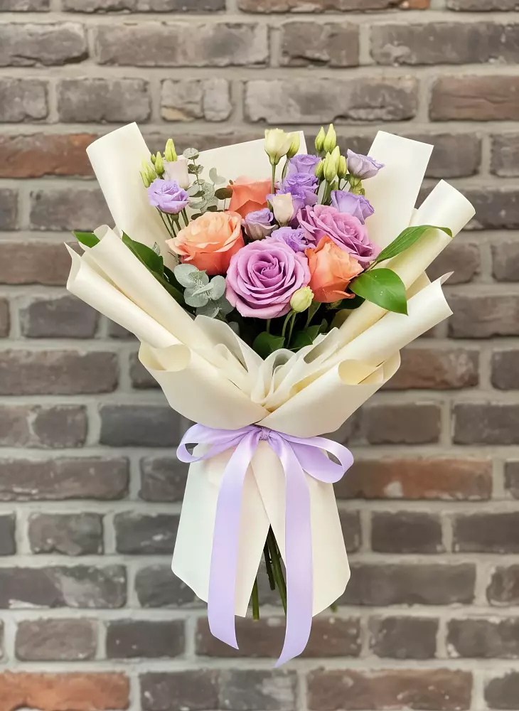 Букет цветов из: Лизиантусы и Розы в Горно-Алтайске