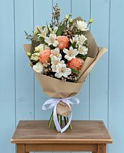 Букет цветов из:  Альстромерии, Лизиантусы, Розы и Хризантемы в Горно-Алтайске