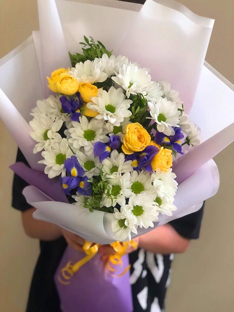 Букет цветов из: Ирисы, Хризантемы и Розы в Горно-Алтайске