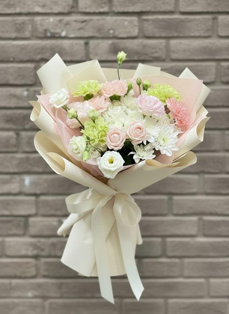 Букет цветов из: Гвоздики, Розы, Лизиантусы и Хризантемы в Горно-Алтайске