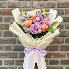 Букет цветов из:  Лизиантусы и Розы в Горно-Алтайске