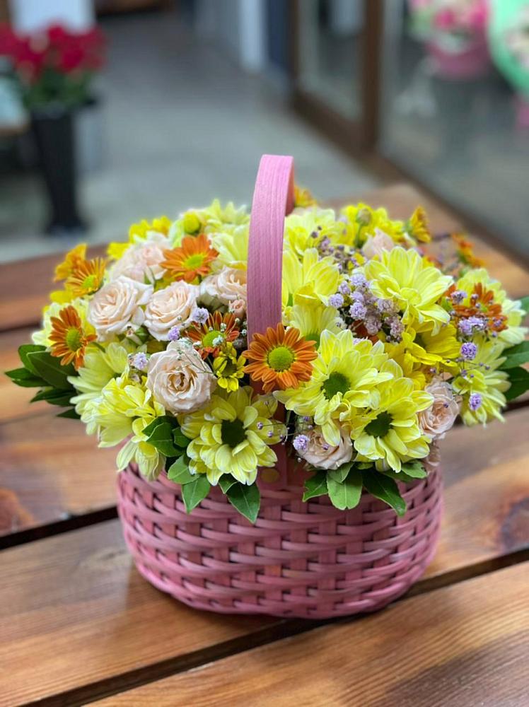 Цветочная композиция из Хризантемы и Розы в корзине в Горно-Алтайске