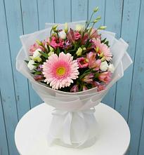 Букет цветов из:  Герберы, Альстромерии и Лизиантусы в Горно-Алтайске