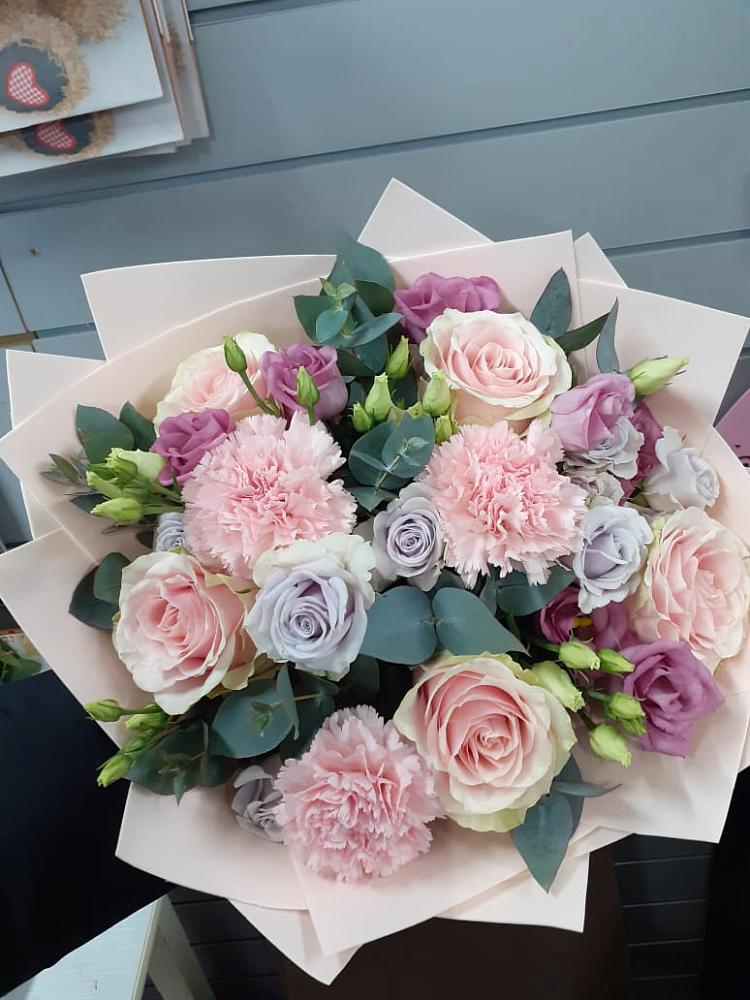 Букет цветов из: Розы, Гвоздики и Лизиантусы в Горно-Алтайске