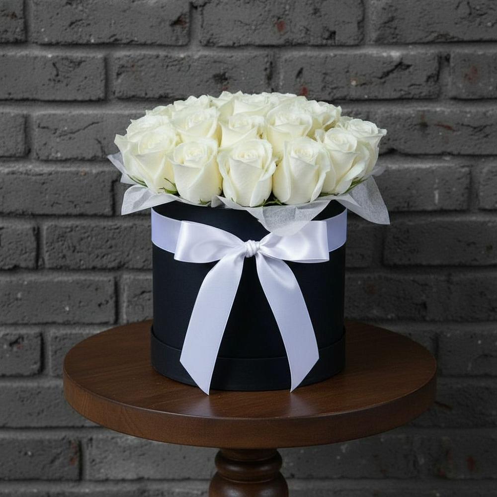 Цветочная композиция из Розы в шляпной коробке в Горно-Алтайске