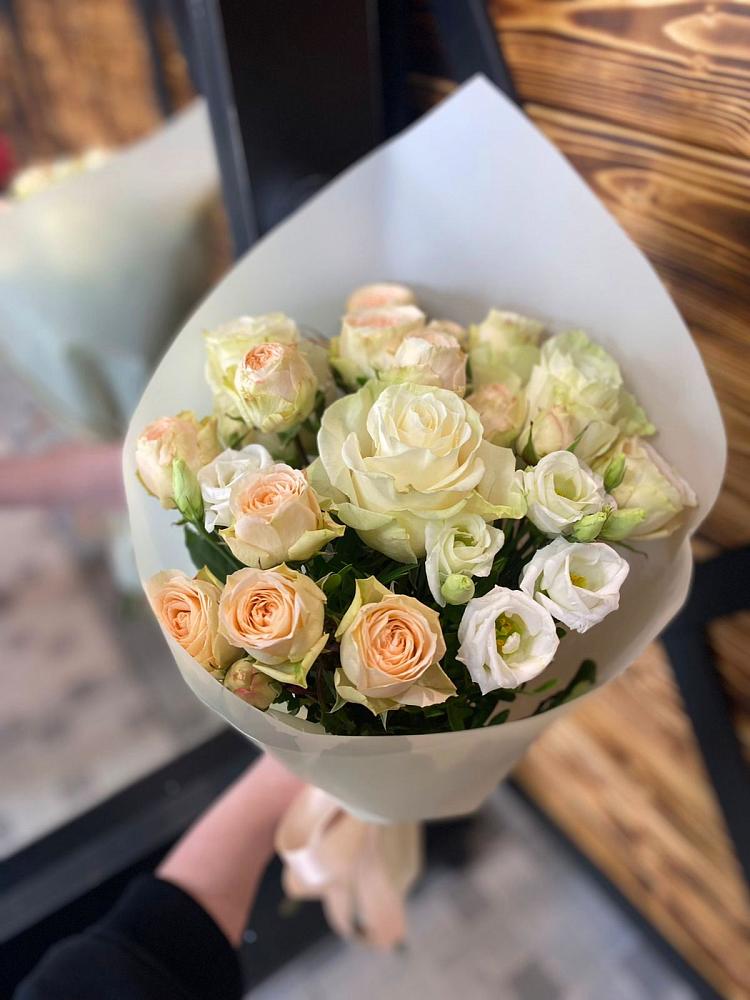 Букет цветов из: Розы и Лизиантусы в Горно-Алтайске