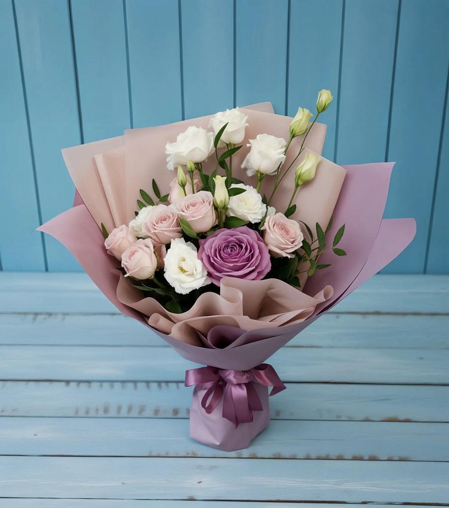 Букет цветов из: Розы и Лизиантусы в Горно-Алтайске